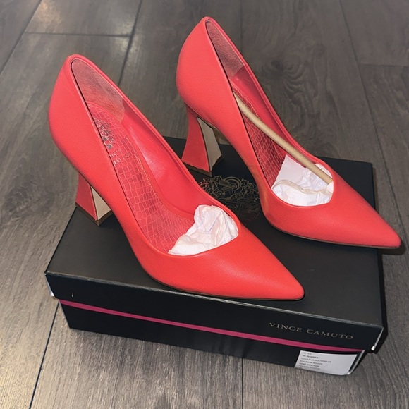 VINCE CAMUTO AKENTA PUMP - Picture 8 of 8